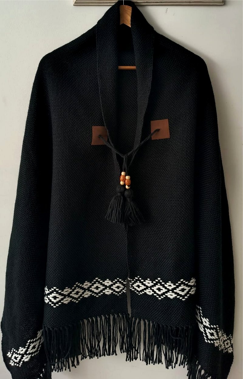 Ponchos tejidos en telar Llal artesanales